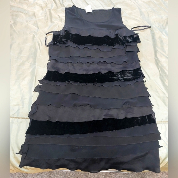 Cute little black dinner dress. - Picture 2 of 9